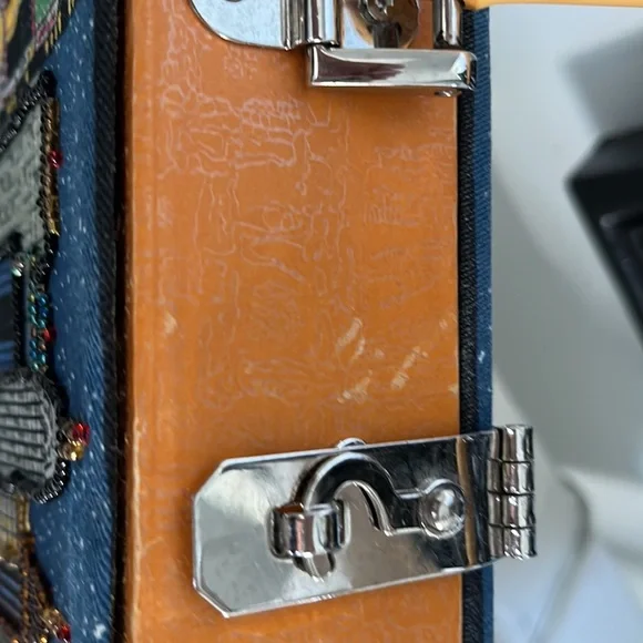 Cute NY beaded box can use as pocketbook or box - Picture 3 of 5